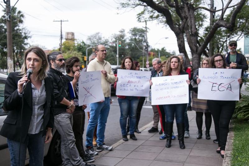 Ariane Leitão (esq.) fala durante o ato realizado diante do Tribunal de Justiça (Foto: Maia Rubim/Sul21)