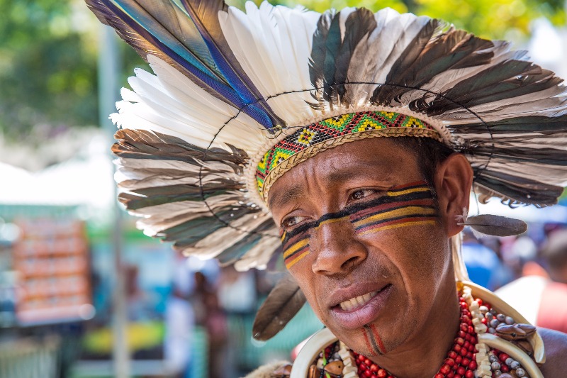 Membro do conselho local de saúde indígena, Tucurumã Pataxó, conta sobre as precariedades do serviço na Aldeia Velha: “já tem mais de um ano que não tem reunião do conselho.”  (Foto: Tamás Bodolay/ Agência Pública)