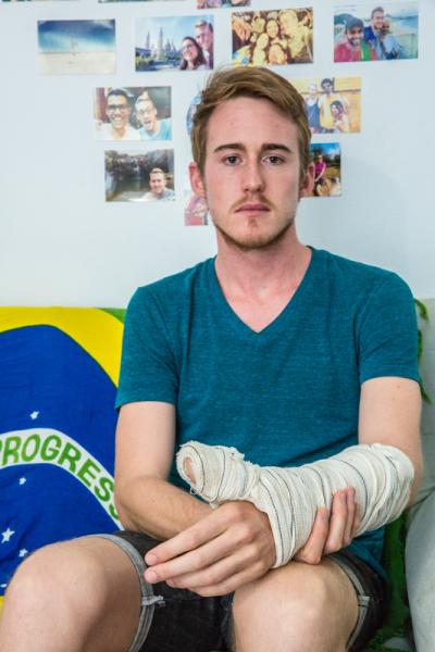 O americano Shane Landry foi agredido porque passeava abraçado com um amigo (Foto: Tamás Bodolay/Agência Pública)