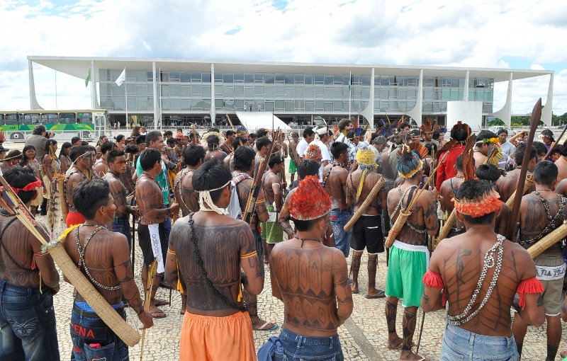 Índios em frente ao Palácio do Planalto