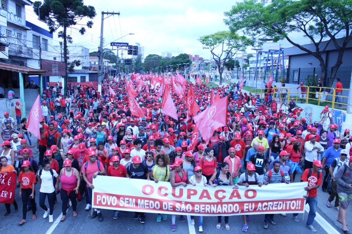 Marcha de manifestantes do MTST (Foto: Lucas Martins)