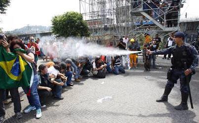 Foto da violência contra a Aldeia Maracanã. Fonte: Rede Democrática