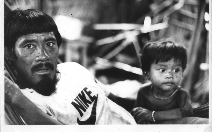 Em foto de 1984, registrada pelo antropólogo André Toral, Tutawa aparece ao lado do neto, no Parque Indígena Canoanã|André Toral