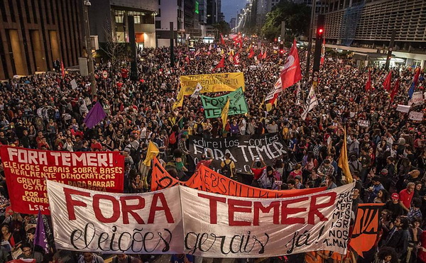 Faixa de protesto Fora Temer