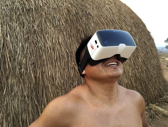 Apaiyupe Waurá com o óculos da realidade virtual durante as filmagens na aldeialTadeu Jungle