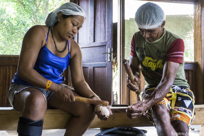 Raimunda Araujo Nonato e Gelson da Silva processam coco babaçu na Usina Rio Novo, Terra do Meio (PA)